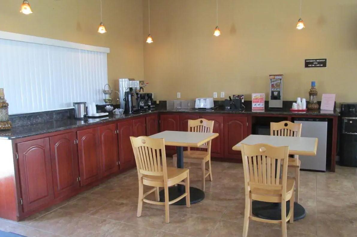 Valley Oaks Motel 2*